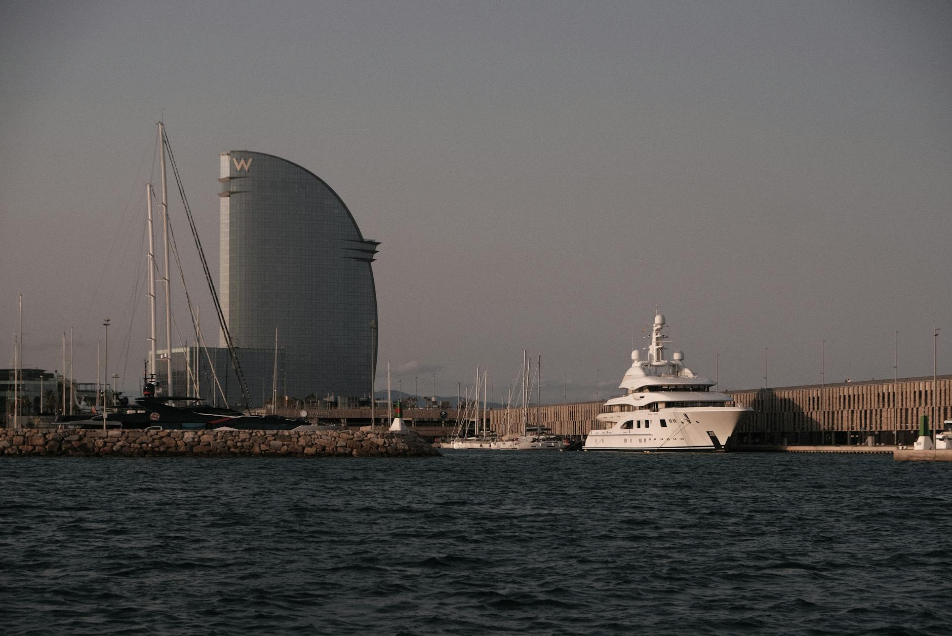 Budynek Akademii Łomżyńskiej z napisem 'AI' i 'Przedsiębiorczość' w kontekście edukacji w Łomży